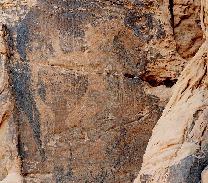 جبل أم سنمان في حائل .. رسوم ونقوش صخرية تعود بالإنسان للألف السابع قبل الميلاد