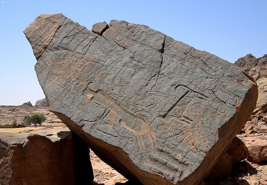 جبل أم سنمان في حائل .. رسوم ونقوش صخرية تعود بالإنسان للألف السابع قبل الميلاد