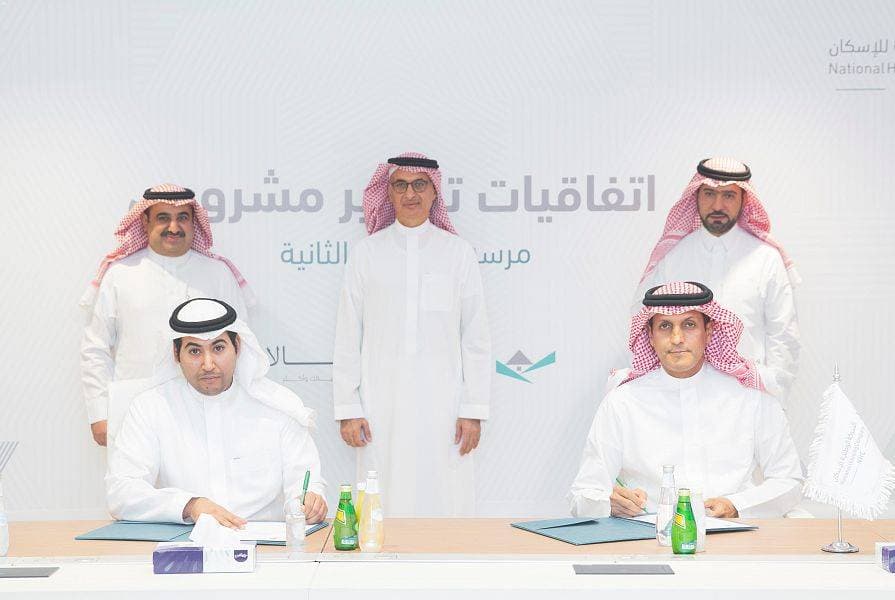 جانب من توقيع الاتفاقيات بحضور وزيرا الإسكان و"الشؤون البلدية" في الرياض أمس.