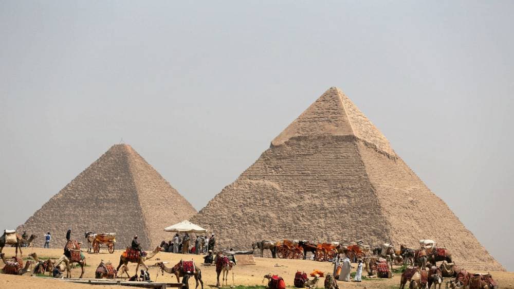 يوجد قرية للعمال المصريين الذين شاركوا في بناء الأهرامات.