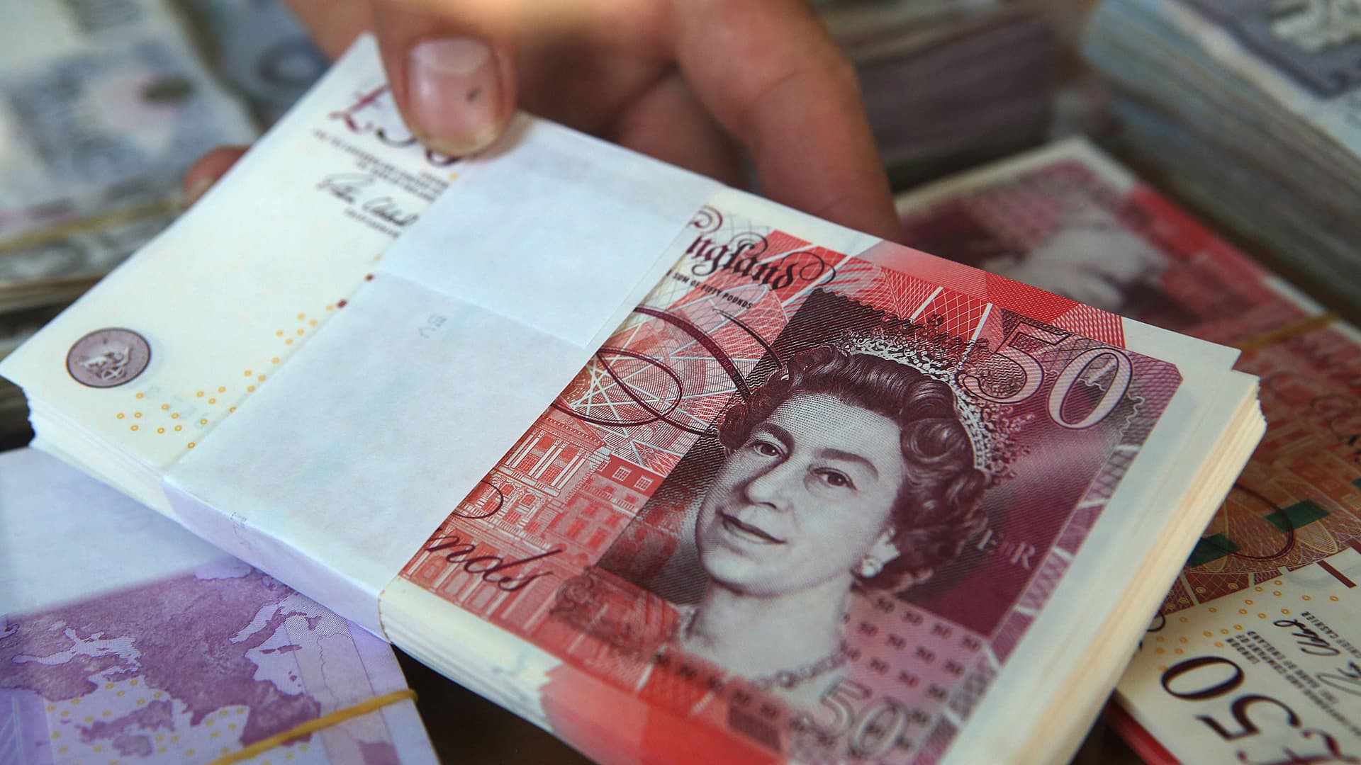 الاسترليني يصعد أكثر من 1% بدعم من آمال بإتفاق للتجارة بين بريطانيا والاتحاد الأوروبي