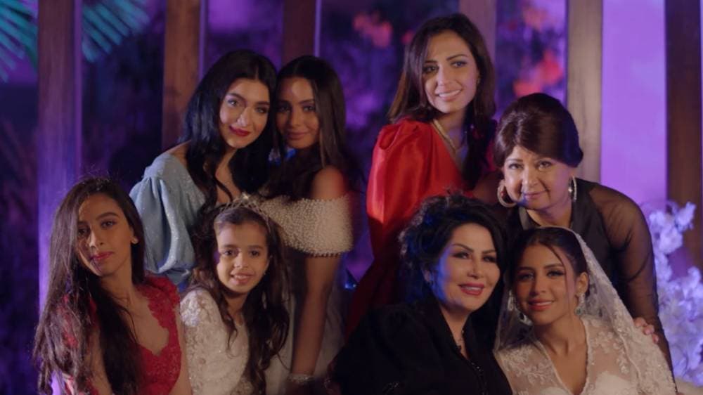 مشهد من العمل.