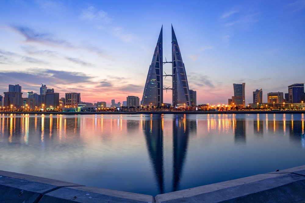 البحرين تسمح بدخول الخليجيين وحاملي التأشيرات الإلكترونية