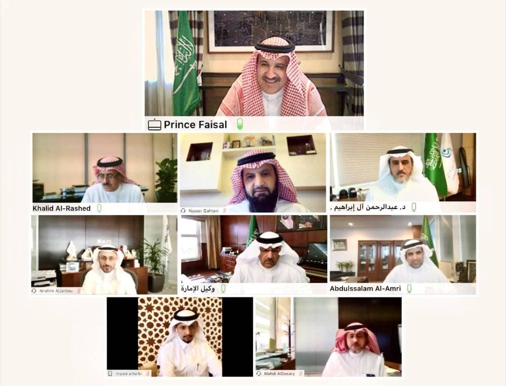 الأمير فيصل بن سلمان خلال تدشينه المحطتين عبر الاتصال المرئي.