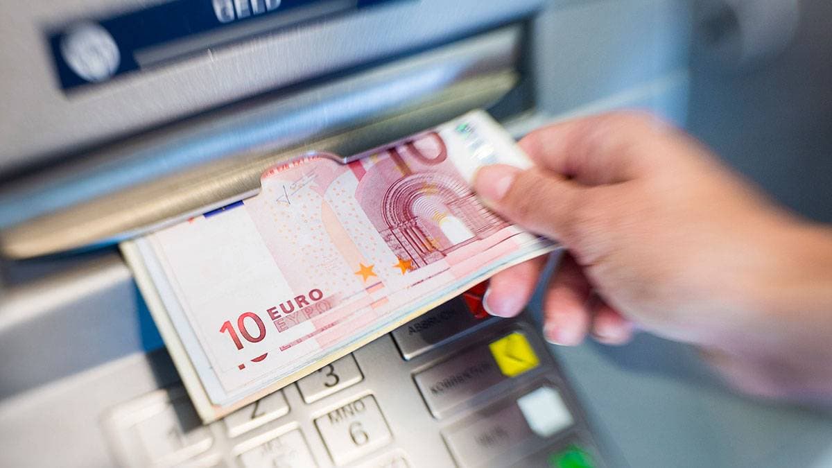 قد يتجنّب الناس فتح حسابات تقليدية لصالح تلك الرقمية، ما من شأنه أن يضعف المصارف التجارية في المنطقة.