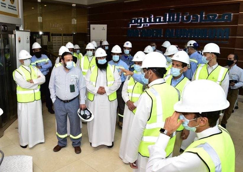 الخريف خلال زيارته شركة معادن للألمنيوم أمس.
