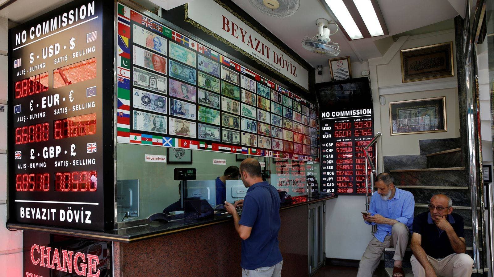 انخفضت الليرة 0.4 في المائة من مستوى الإغلاق الجمعة الماضية.