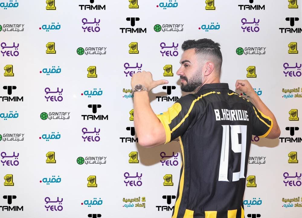 برونو هنريكي خلال تقديمة أمس بعد توقيع عقده مع الاتحاد.
(مركز الاتحاد الإعلامي)