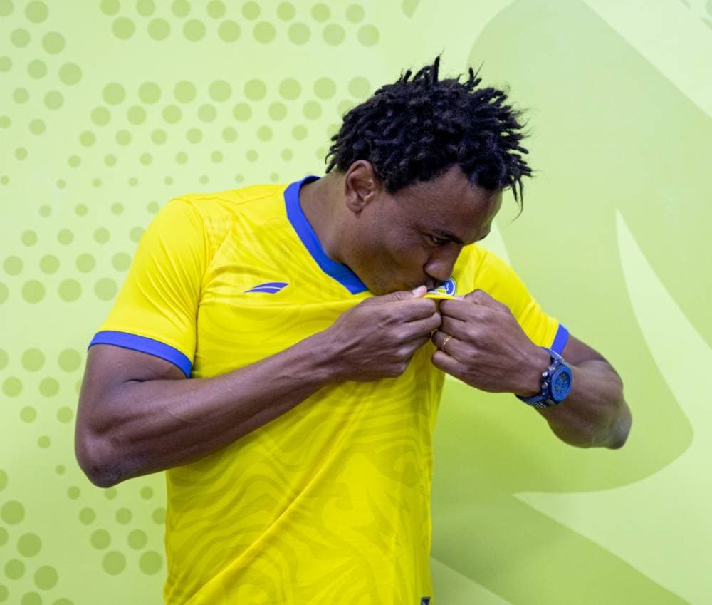 توامبا يقبل شعار النادي خلال مراسم تجديد عقده.
(مركز التعاون الإعلامي)