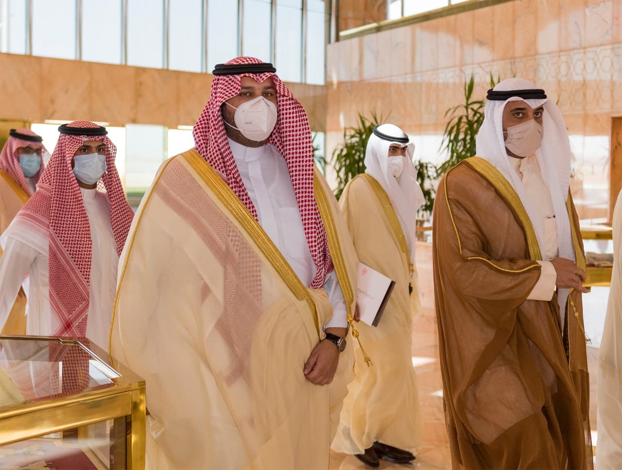 نيابة عن الملك وولي العهد .. تركي بن محمد يتسلم رسالتين من أمير الكويت وولي عهده