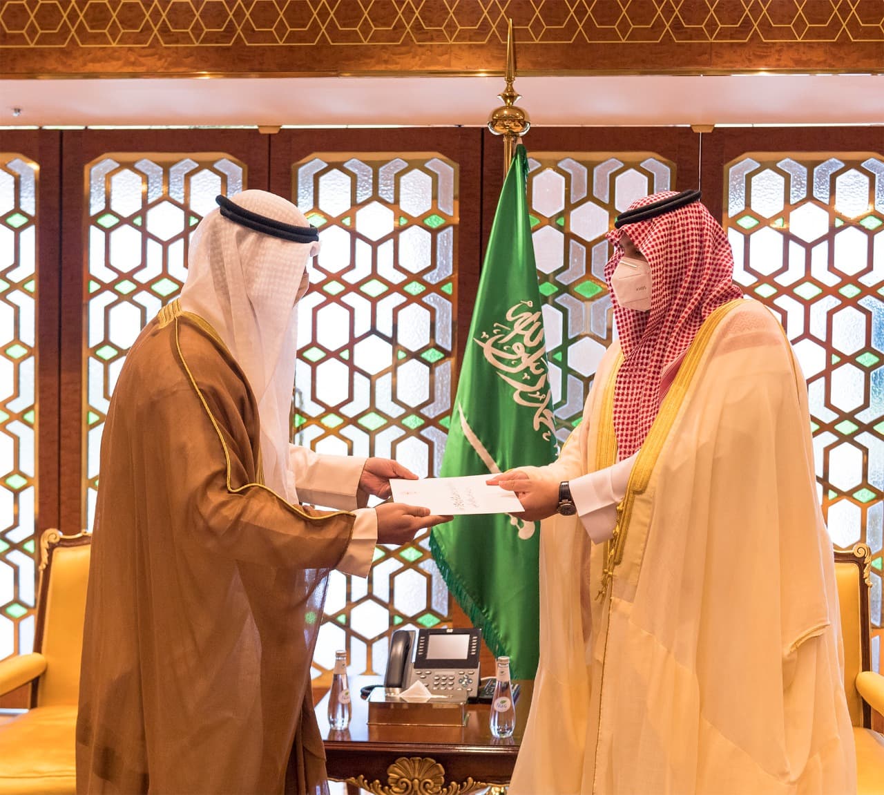 نيابة عن الملك وولي العهد .. تركي بن محمد يتسلم رسالتين من أمير الكويت وولي عهده