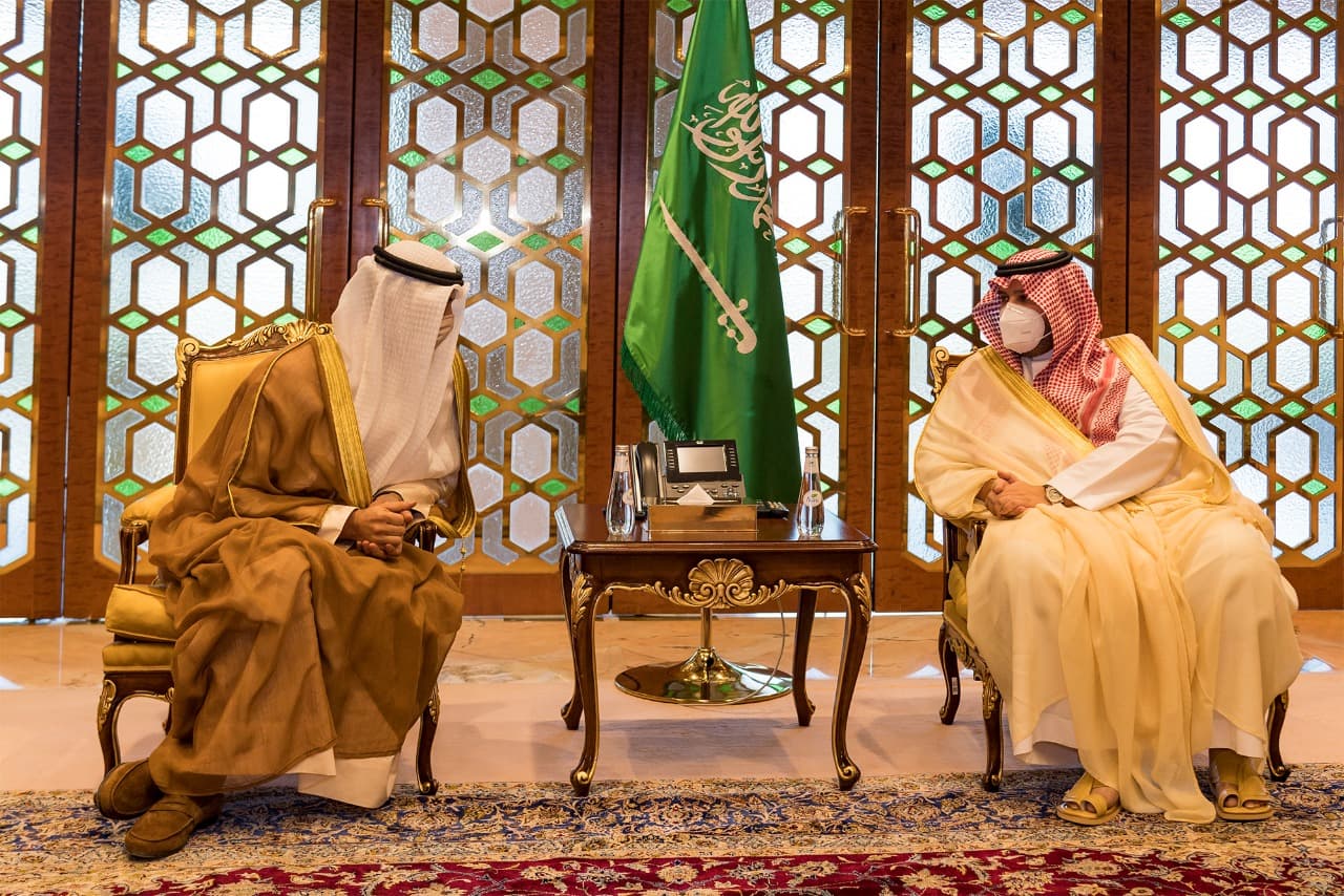 نيابة عن الملك وولي العهد .. تركي بن محمد يتسلم رسالتين من أمير الكويت وولي عهده