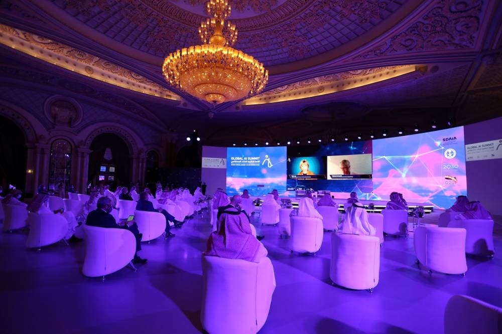 جانب من أعمال القمة العالمية للذكاء الاصطناعي التي يشارك فيها أكثر من 200 خبير وصانع قرار. "رويترز"