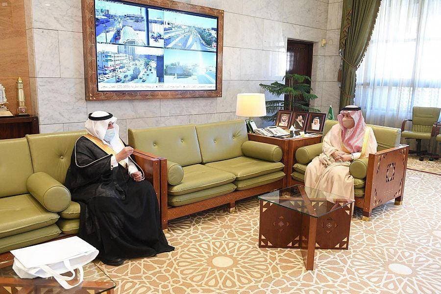 تهدف المبادرة التي دشنها أمير الرياض إلى مساعدة الطلاب والطالبات المحتاجين.