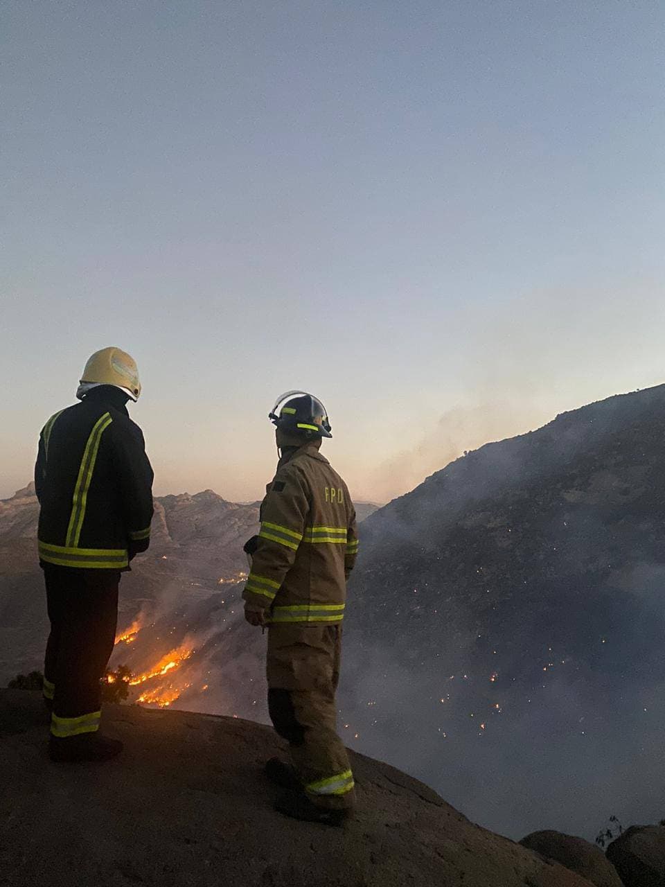 يبذل رجال الدفاع المدني جهودا كبيرا للسيطرة على الحريق.