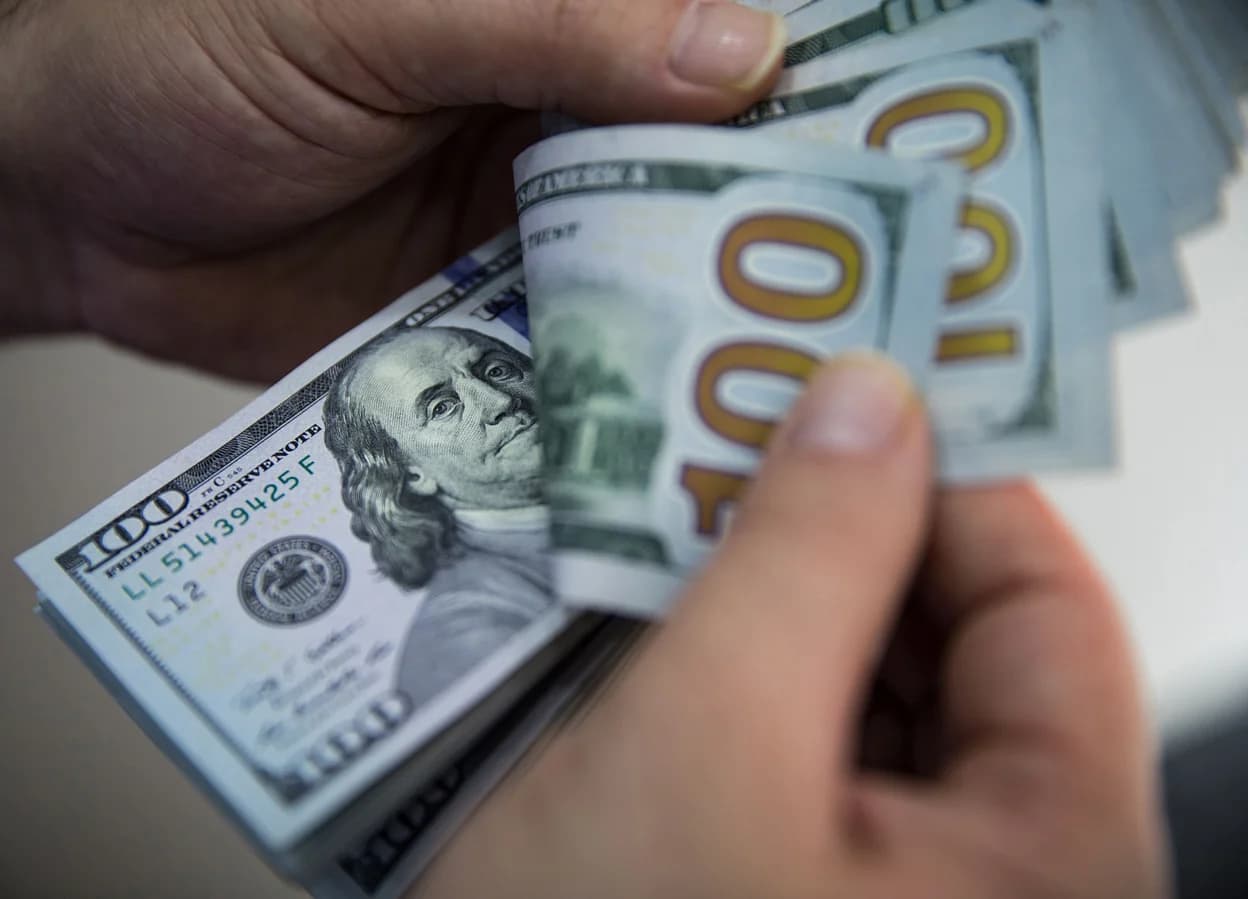 الدولار يستقر بعد مناظرة انتخابية أمريكية ويتجه لخسارة أسبوعية