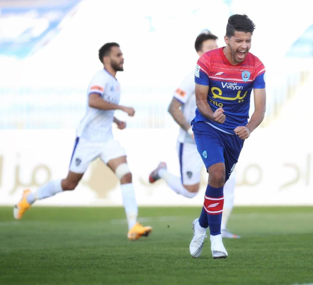 بقير لحظة تسجيل هدف التعادل في الهلال. «مركز أبها الإعلامي»