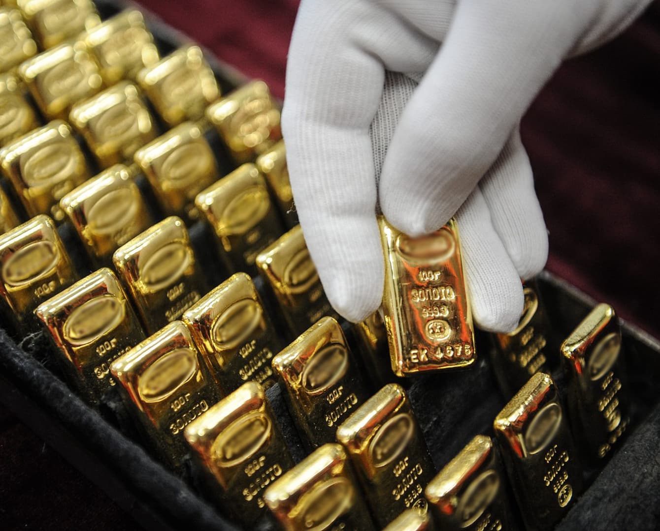 الذهب يستقر فوق 1900 دولار وسط ضبابية الانتخابات الأمريكية