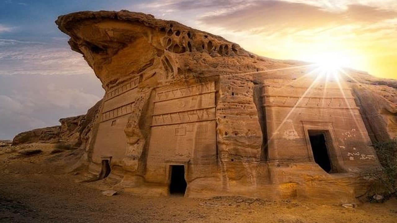 مجموعة من مندوبي شباب العشرين يشاركون في جولة افتراضية عبر تراث العلا العريق