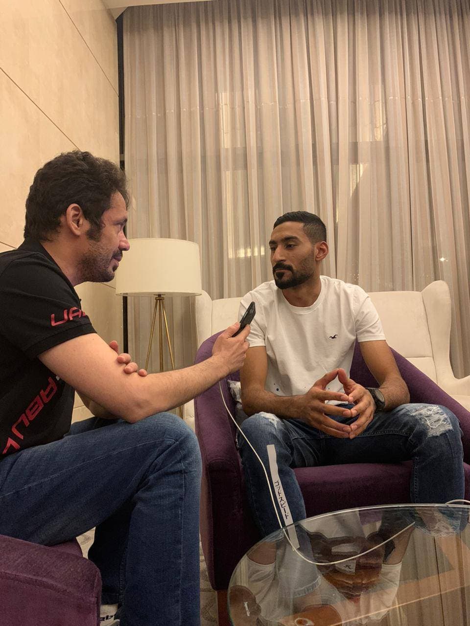 الحسن يتحدث للزميل إبراهيم بن محمد أمس.