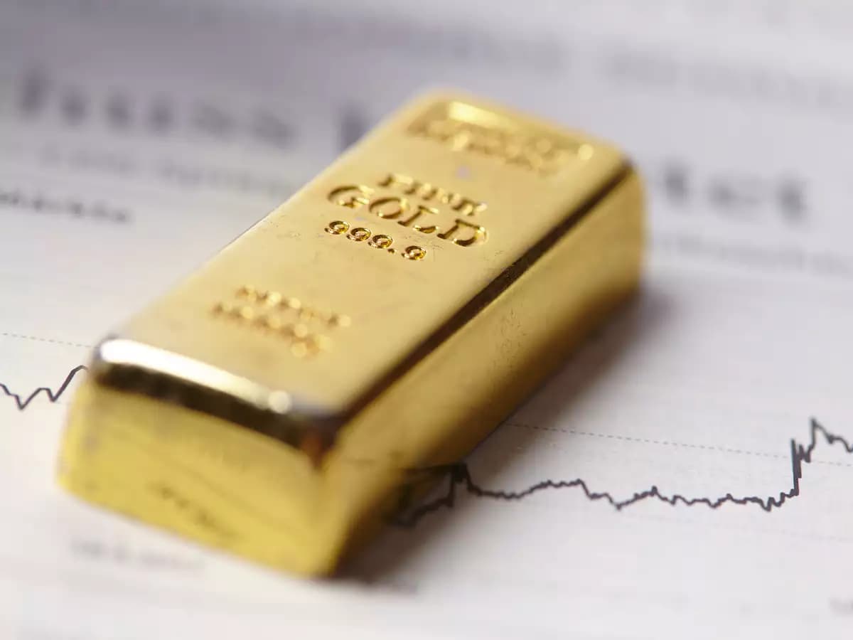 الذهب يصعد مع تراجع الدولار وآمال بشأن تحفيز أمريكي