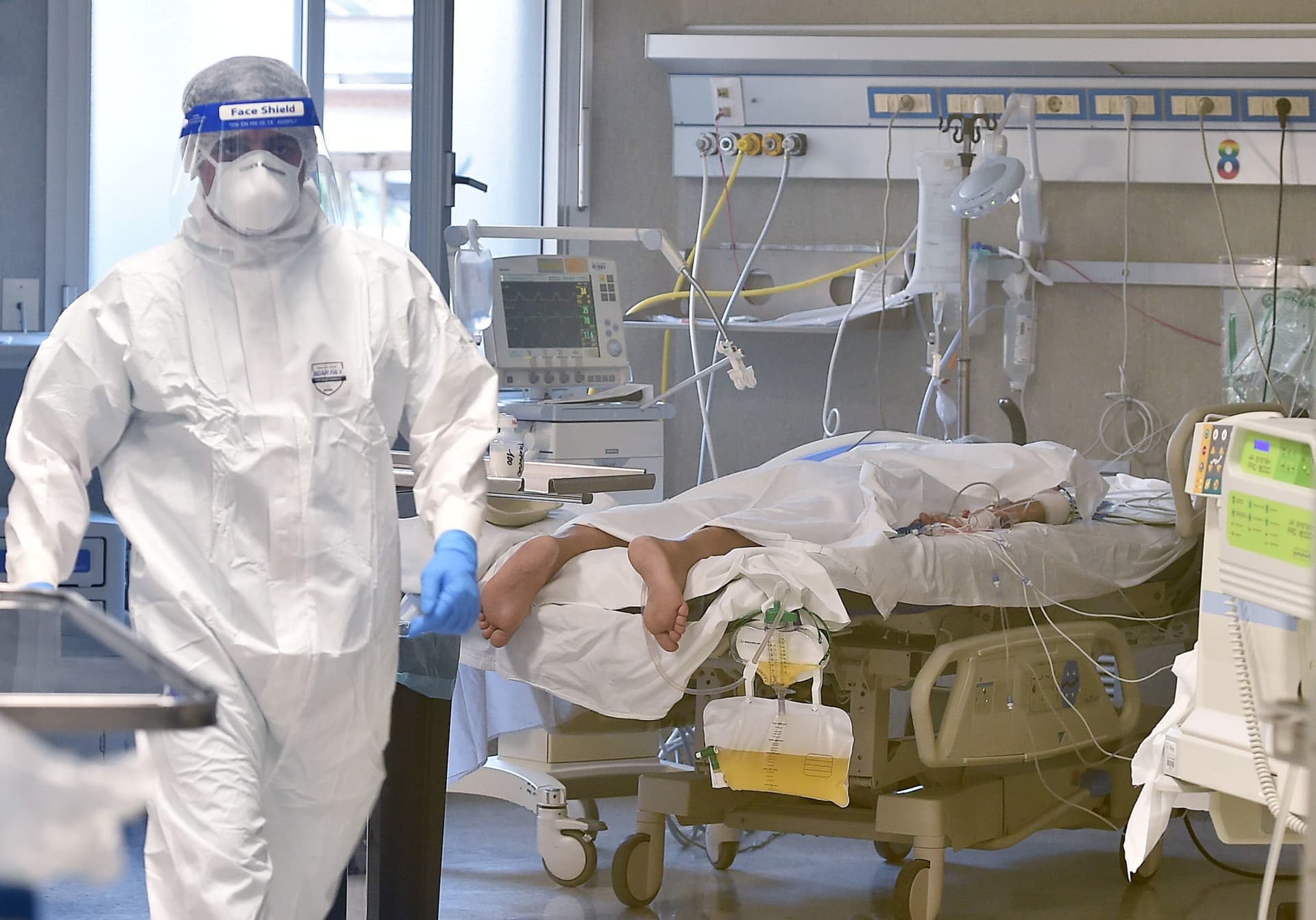 العالم يسجل أعلى حصيلة إصابات يومية بكورونا منذ بداية الجائحة.. 660 ألف إصابة