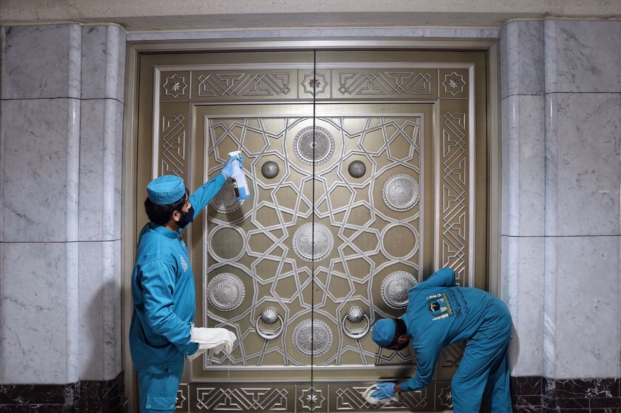 35 دقيقة لتعقيم المسجد الحرام