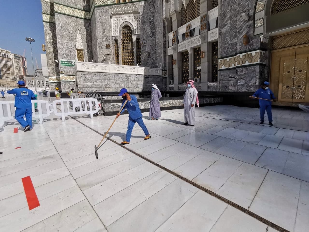 35 دقيقة لتعقيم المسجد الحرام