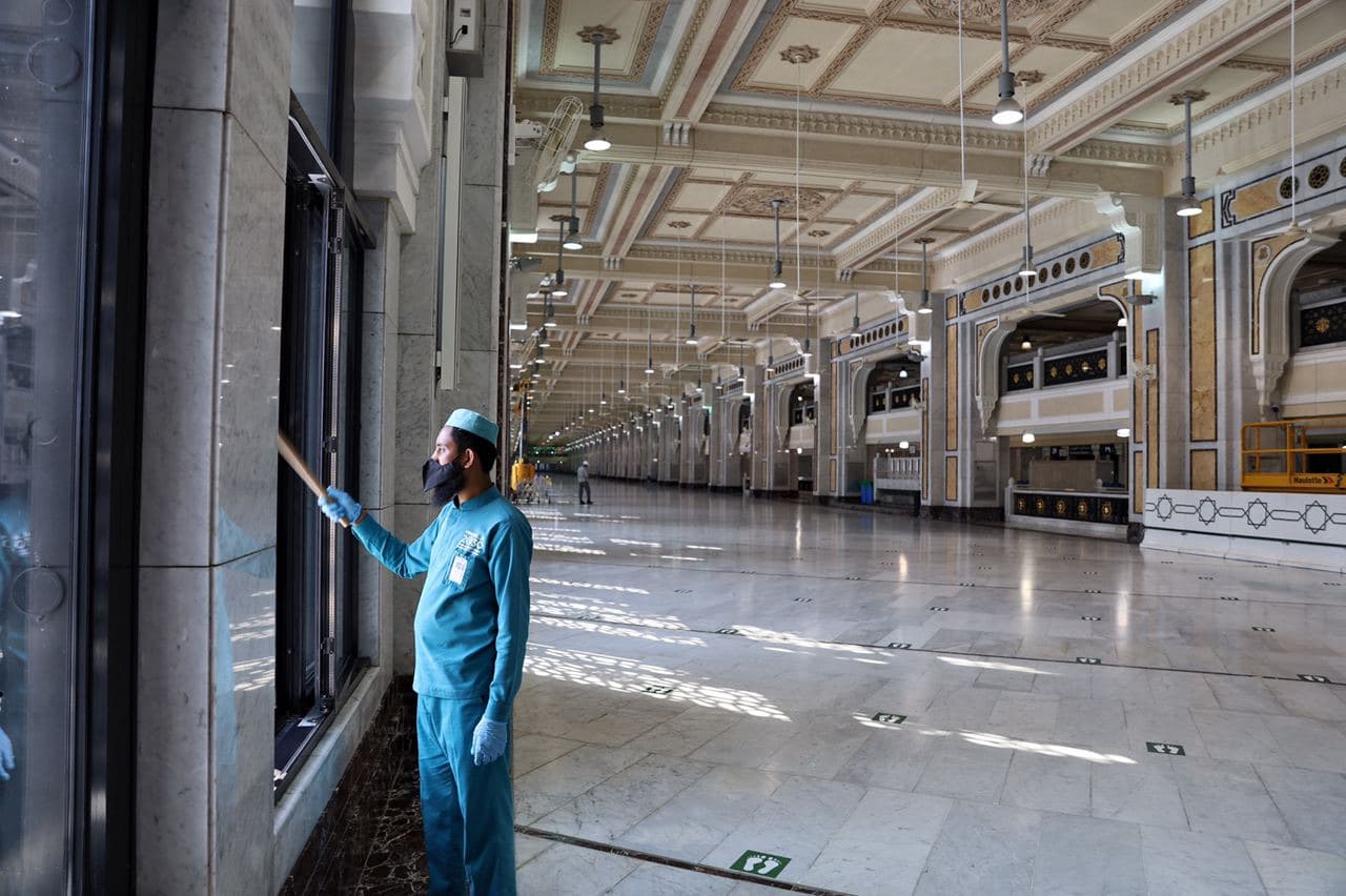 35 دقيقة لتعقيم المسجد الحرام