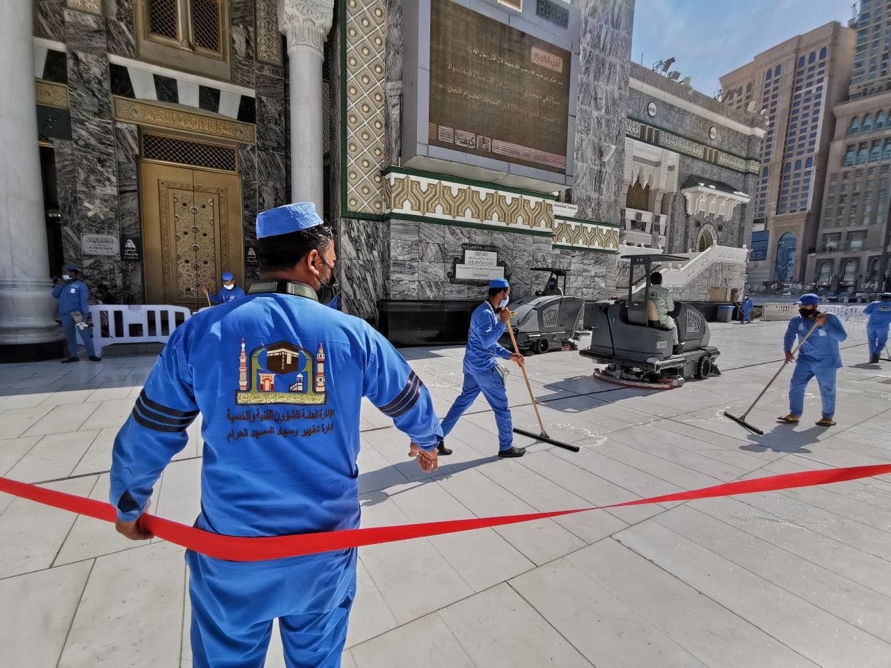 35 دقيقة لتعقيم المسجد الحرام