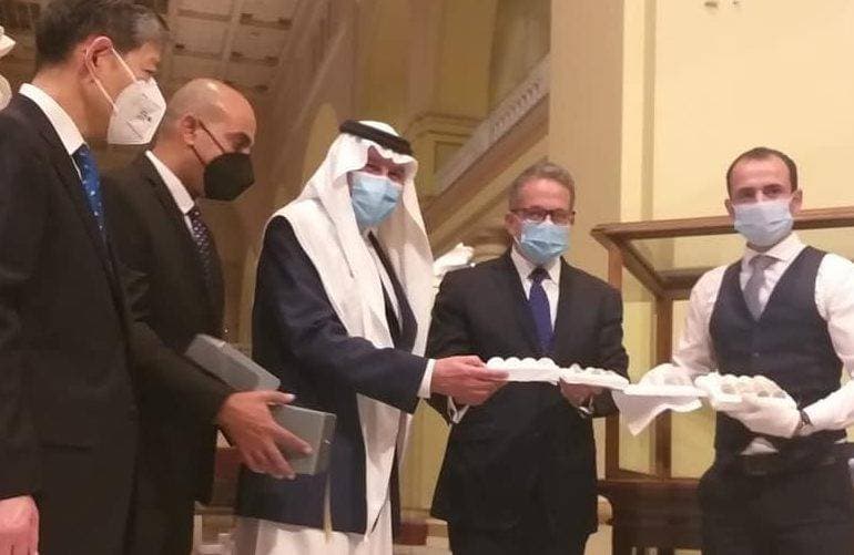 السفير أسامة النقلي خلال تسلمه النقود الأثرية السعودية.