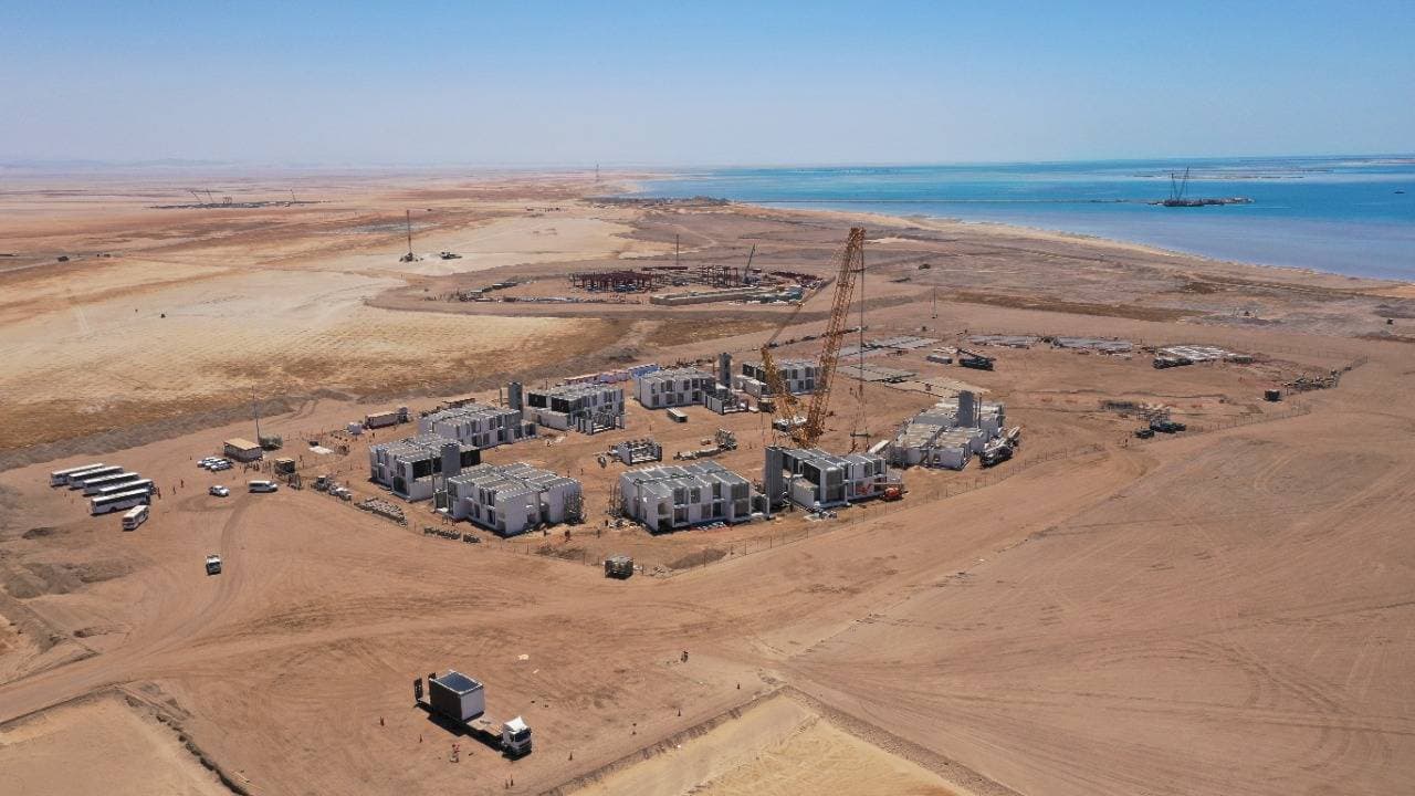 تستمر أعمال البناء في مدينة العمال.