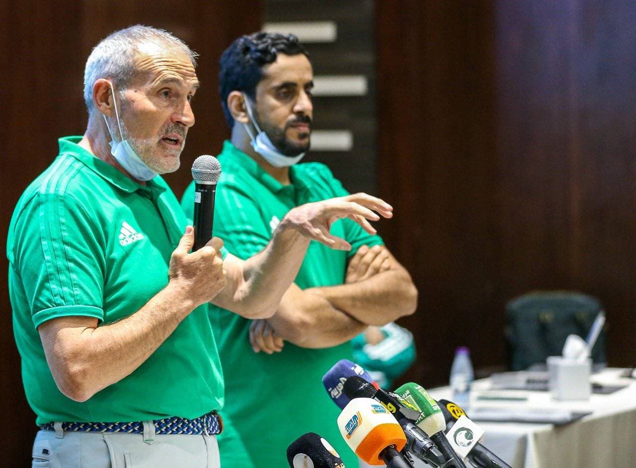 جانب من المؤتمر الصحافي لرئيس لجنة الحكام.