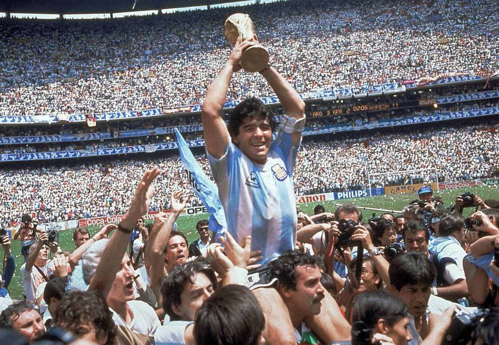 مارادونا يحتفل بكأس العالم في المكسيك في 1986. تصوير: كارلو فوماجلي "أ.ب"