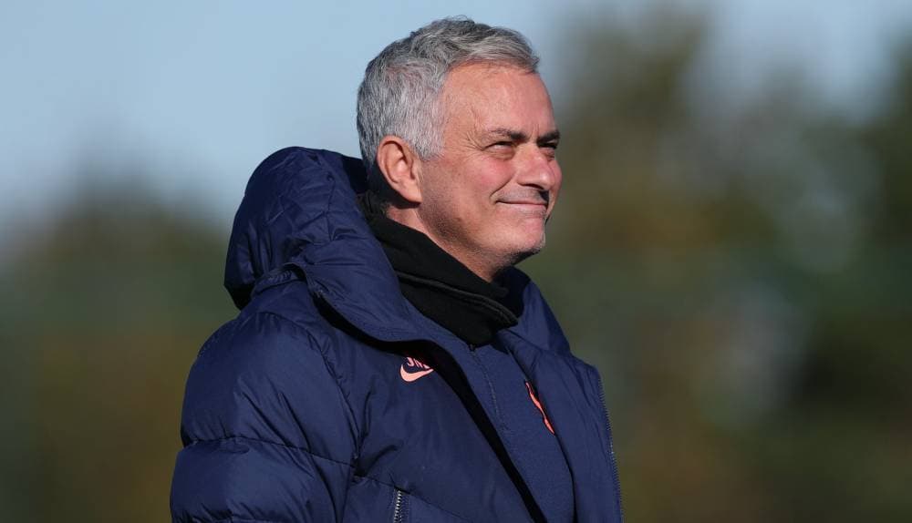 مورينيو خلال تديب توتنهام أمس.