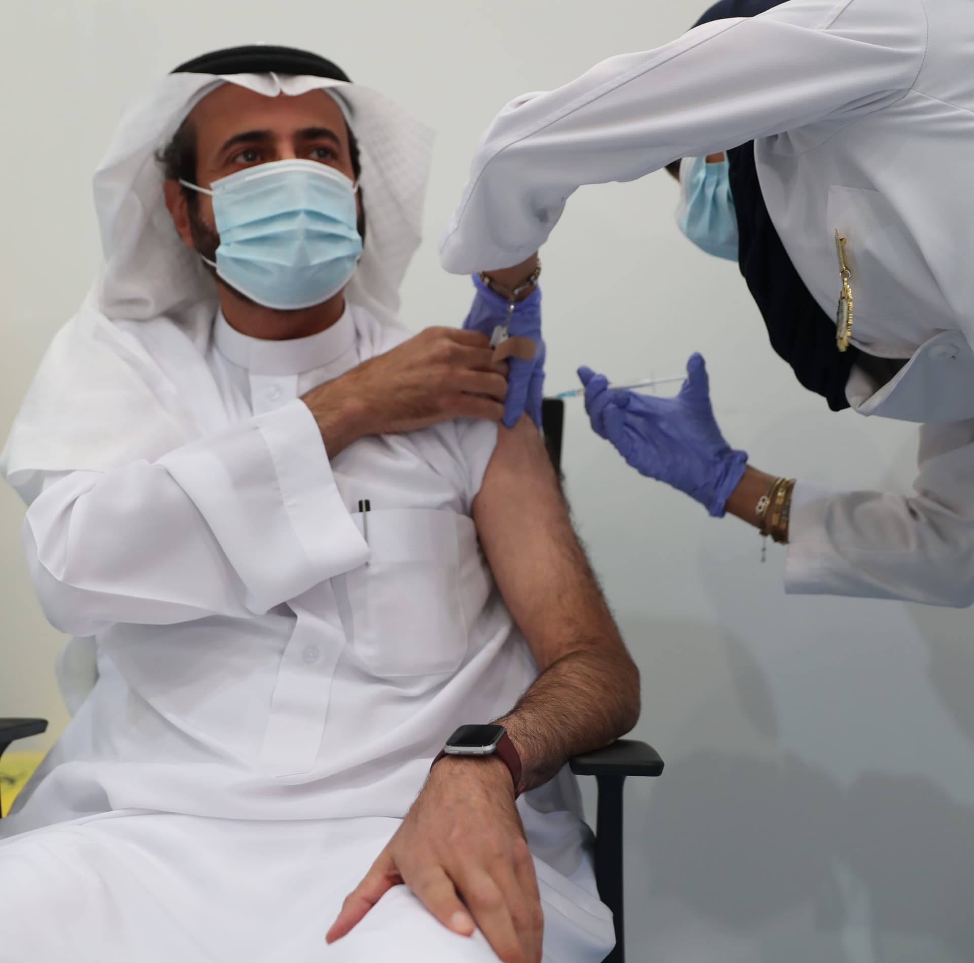 مع إطلاق حملة التطعيم في السعودية.. وزير الصحة: اليوم بداية انفراج الأزمة