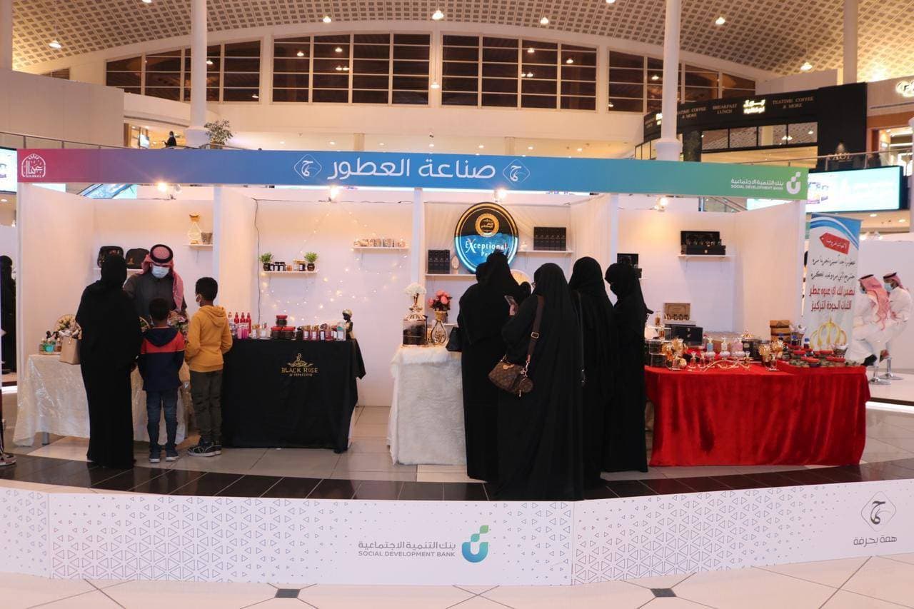 جانب من فعاليات معرض "همة بحرفة".