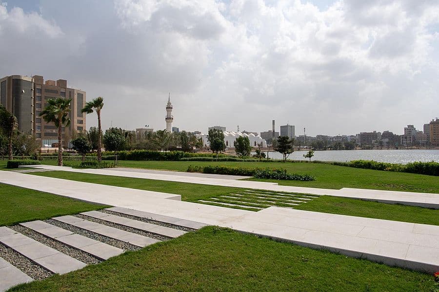 أمير مكة المكرمة يتفقد المشاريع الجاري تنفيذها في جدة