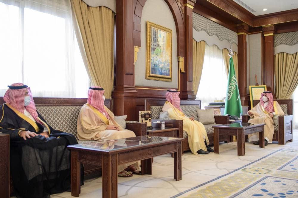 الأمير فيصل بن سلمان لدى استقباله رئيس مجلس إدارة الغرفة التجارية الصناعية في ينبع.