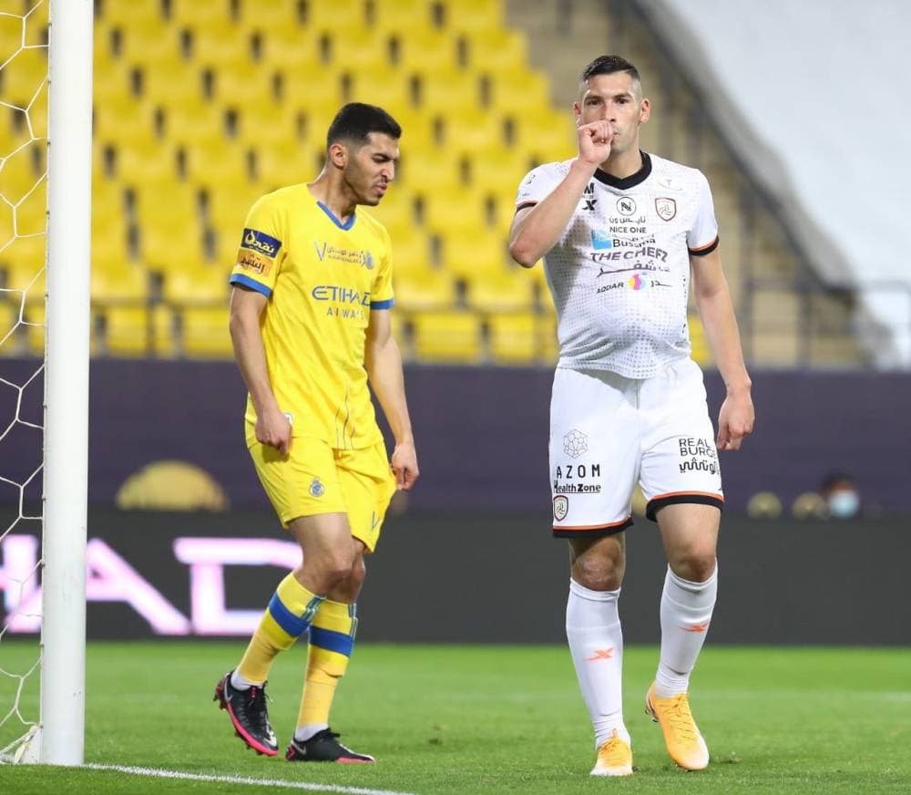 جوانكا يعبر عن فرحته بأحد هدفيه في النصر . تصوير: صالح الغنام "الاقتصادية"