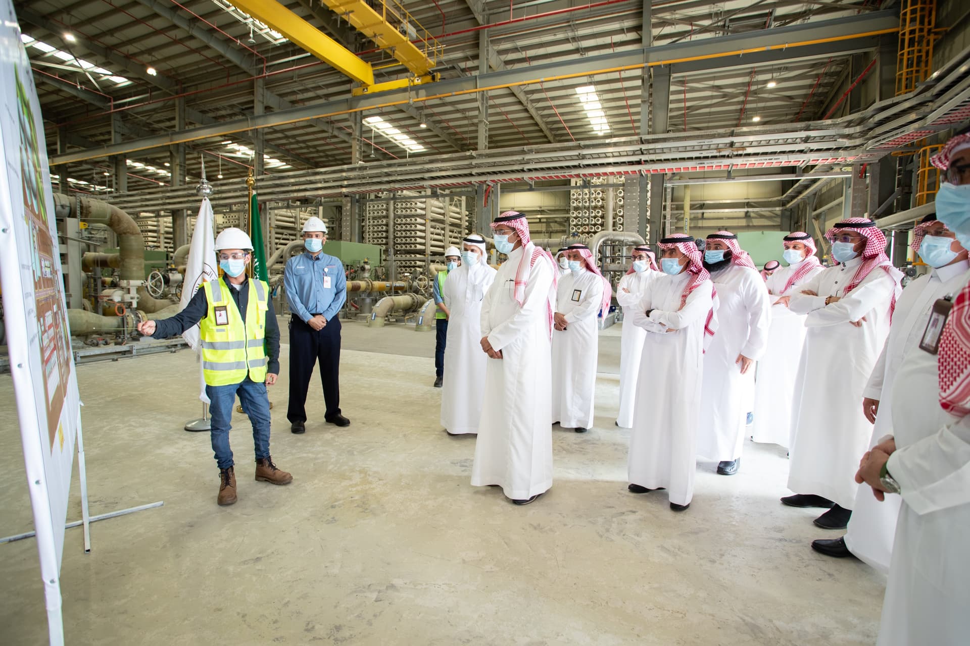 وزير الصناعة يتفقد عددا من المشاريع في مدينة جازان للصناعات الأساسية والتحويلية