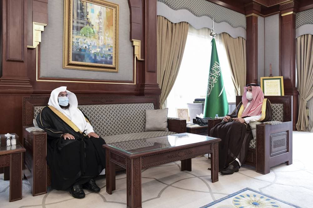 الأمير فيصل بن سلمان خلال استقباله الدكتور عبد الرحمن السديس.