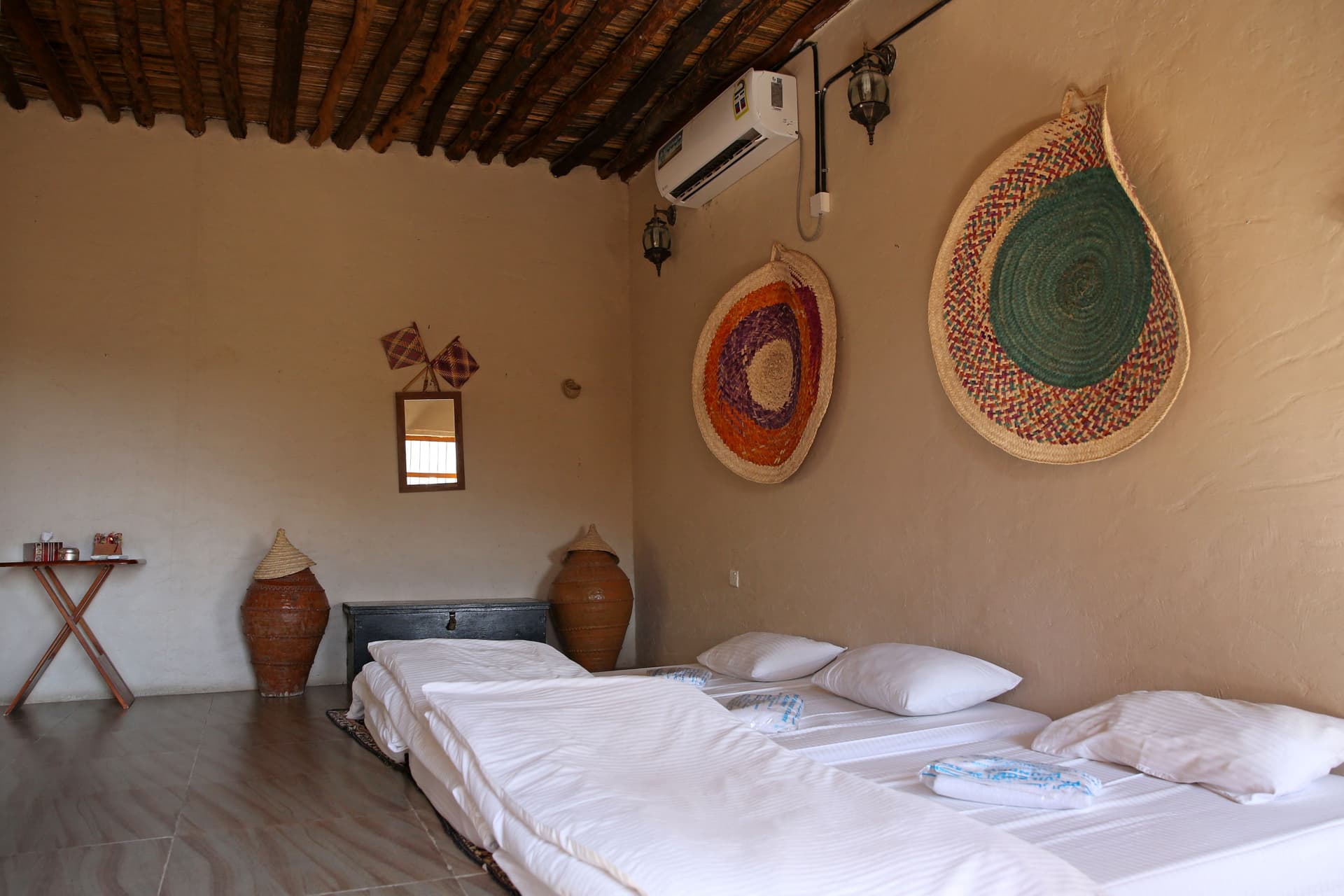 فنادق الطين مقصد سياحي يستقطب الزوار في قرية عمانية