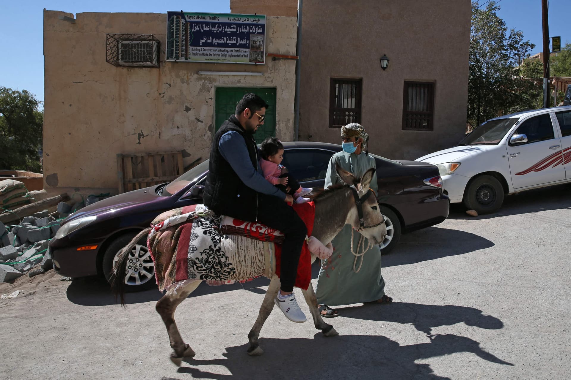 فنادق الطين مقصد سياحي يستقطب الزوار في قرية عمانية