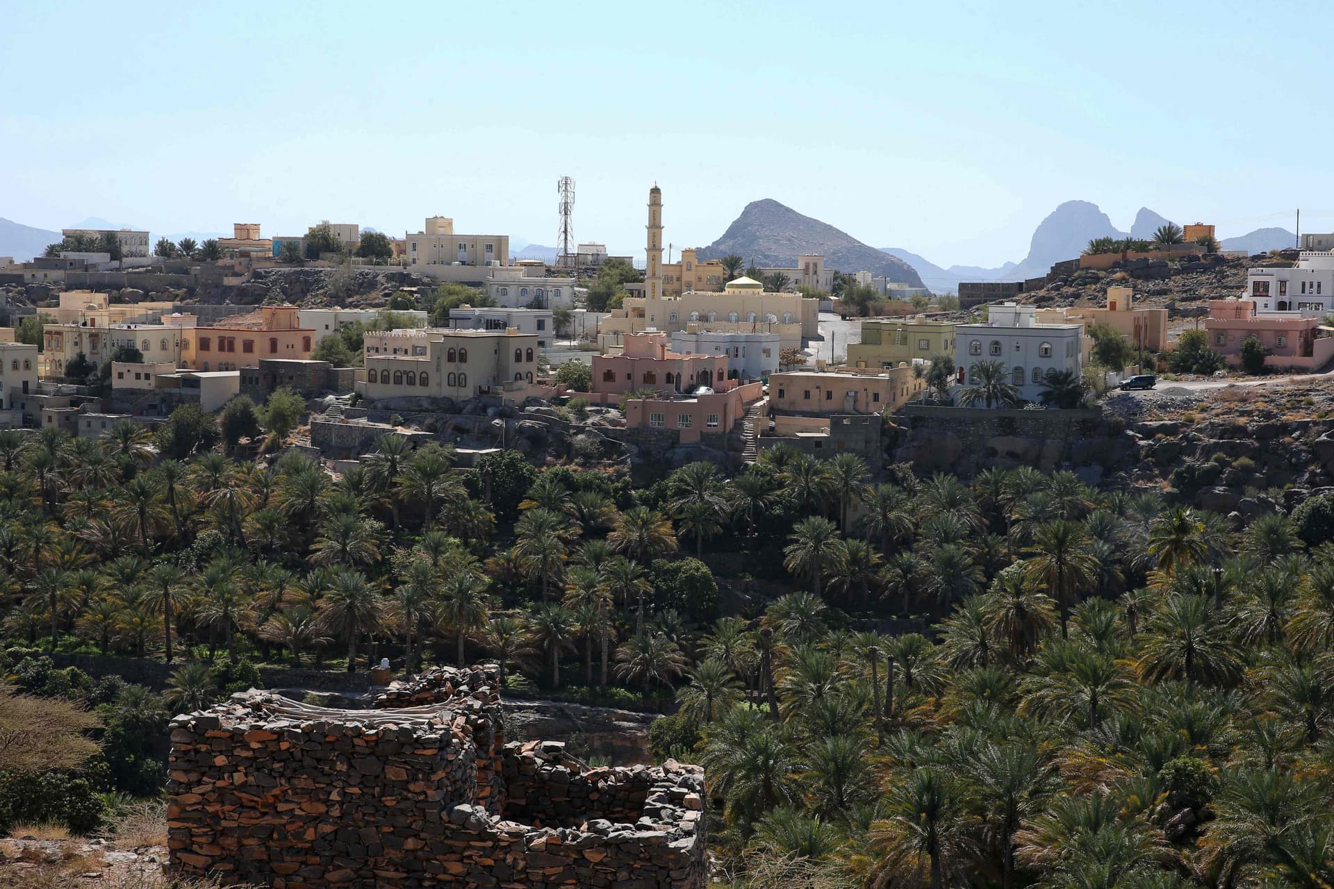 فنادق الطين مقصد سياحي يستقطب الزوار في قرية عمانية