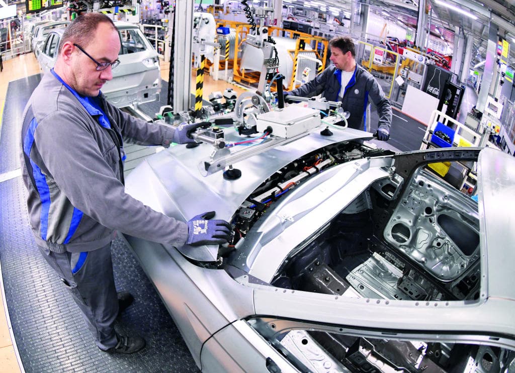 الشركة الموردة لبطاريات فورد وفولكسفاجن تتوصل لاتفاق لتجنب حظر الاستيراد