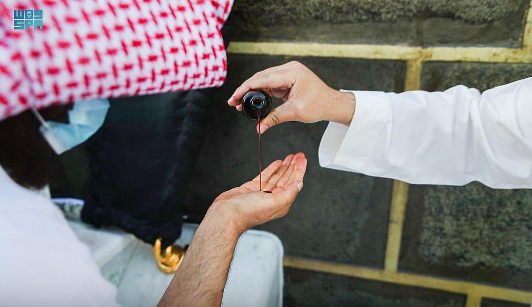 تطيب الكعبة المشرفة والمسجد الحرام 10 مرات يوميا بأجود أنواع البخور