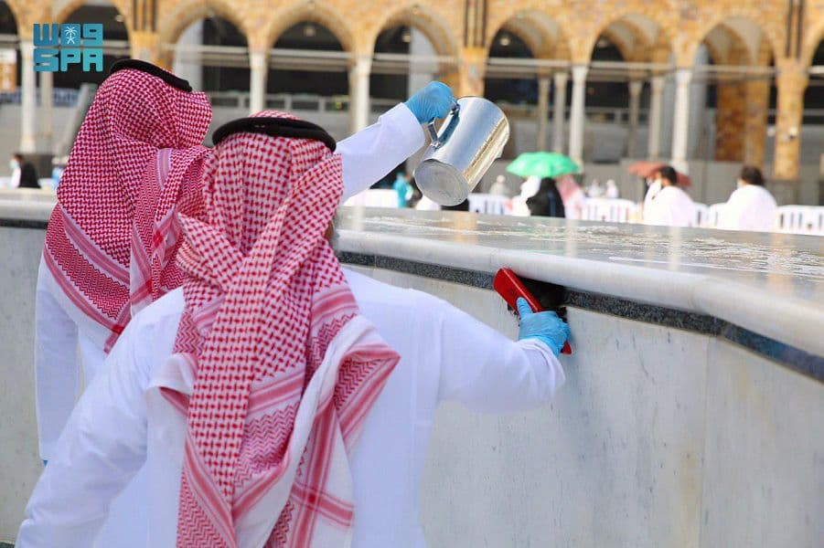 تطيب الكعبة المشرفة والمسجد الحرام 10 مرات يوميا بأجود أنواع البخور