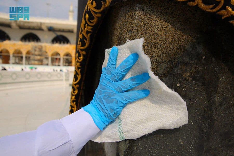 تطيب الكعبة المشرفة والمسجد الحرام 10 مرات يوميا بأجود أنواع البخور