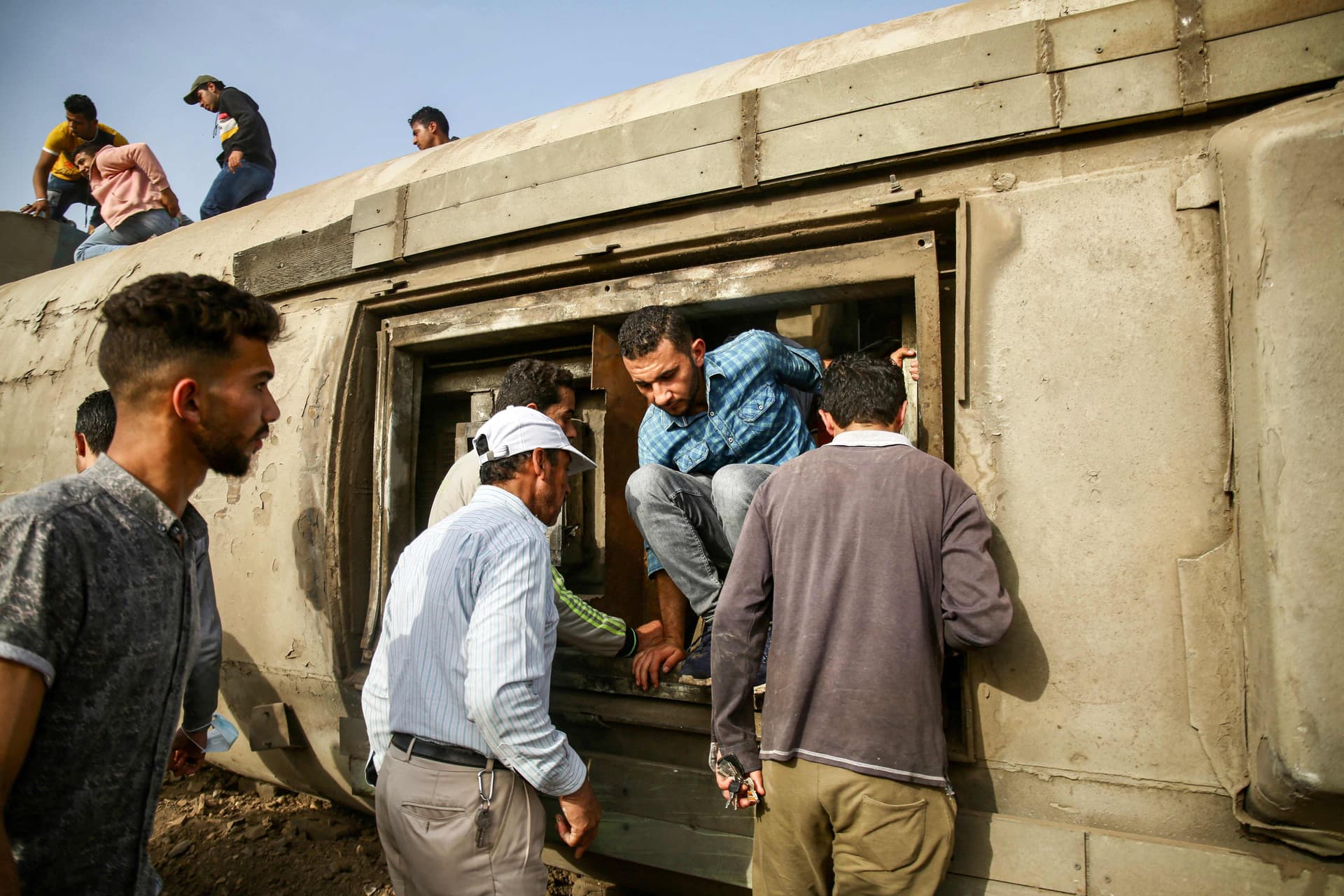 مصر : إصابة 100 شخص في حادث انقلاب عربات قطار القليوبية